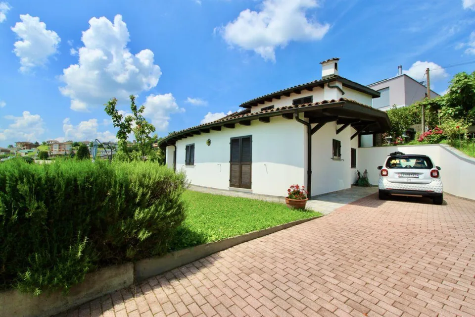 Bella villa con giardino e vista aperta sui vigneti | Schöne Villa ...