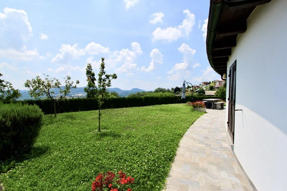 Bella villa con giardino e vista aperta sui vigneti | Schöne Villa ...