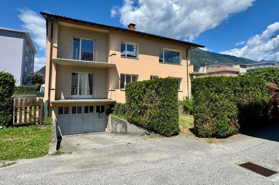 Zweifamilienhaus mit grosszügigen Räumen, Garage und Atelier | Two-...