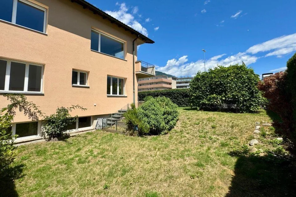 Zweifamilienhaus mit grosszügigen Räumen, Garage und Atelier | Two-...