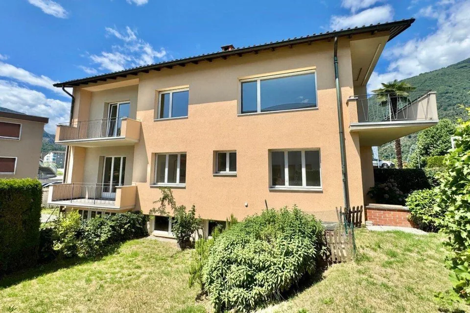 Zweifamilienhaus mit grosszügigen Räumen, Garage und Atelier | Two-...