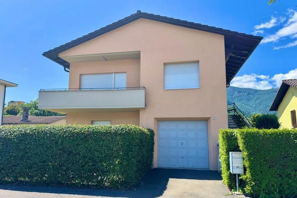 Zweifamilienhaus mit grosszügigen Räumen, Garage und Atelier | Two-...