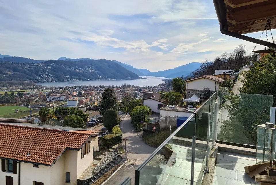 SPAZIOSO ATTICO 5.5 CON AMPIA TERRAZZA VISTA LAGO A BIOGGIO