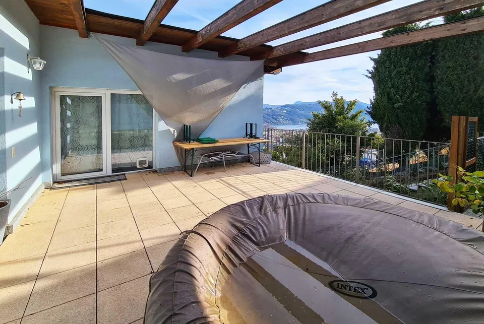 SPAZIOSO ATTICO 5.5 CON AMPIA TERRAZZA VISTA LAGO A BIOGGIO