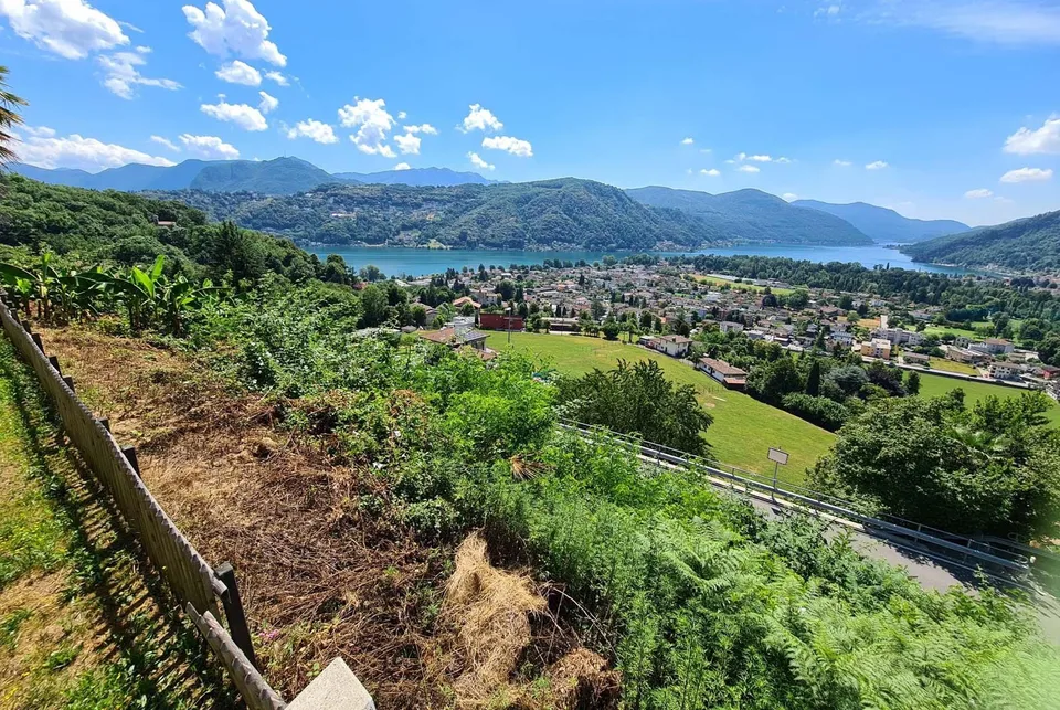 TERRENO CON VISTA LAGO E PROGETTO PER UNA VILLA A NEGGIO
