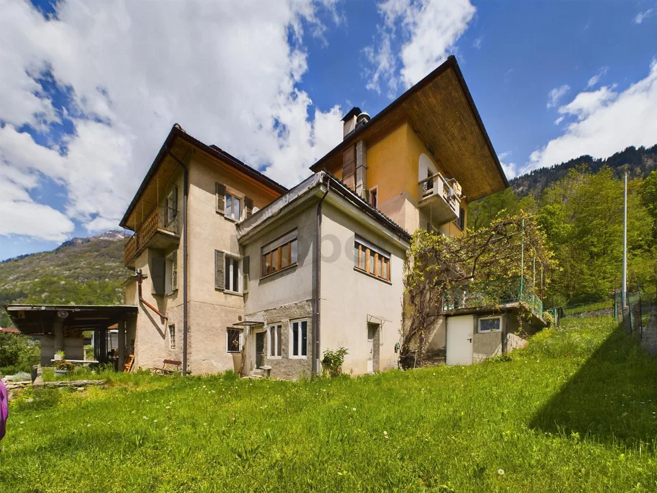 Pittoresca casa plurifamiliare con terreno nel cuore della Val di B...