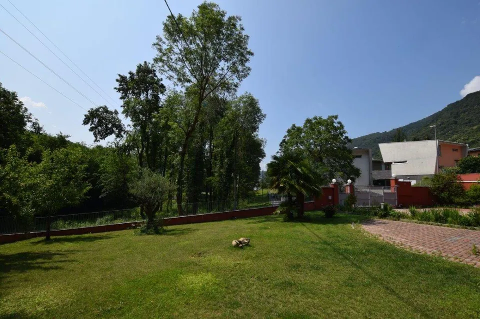 Renovierungsbedürftiges Haus mit Garten und Pool | House with Garde...