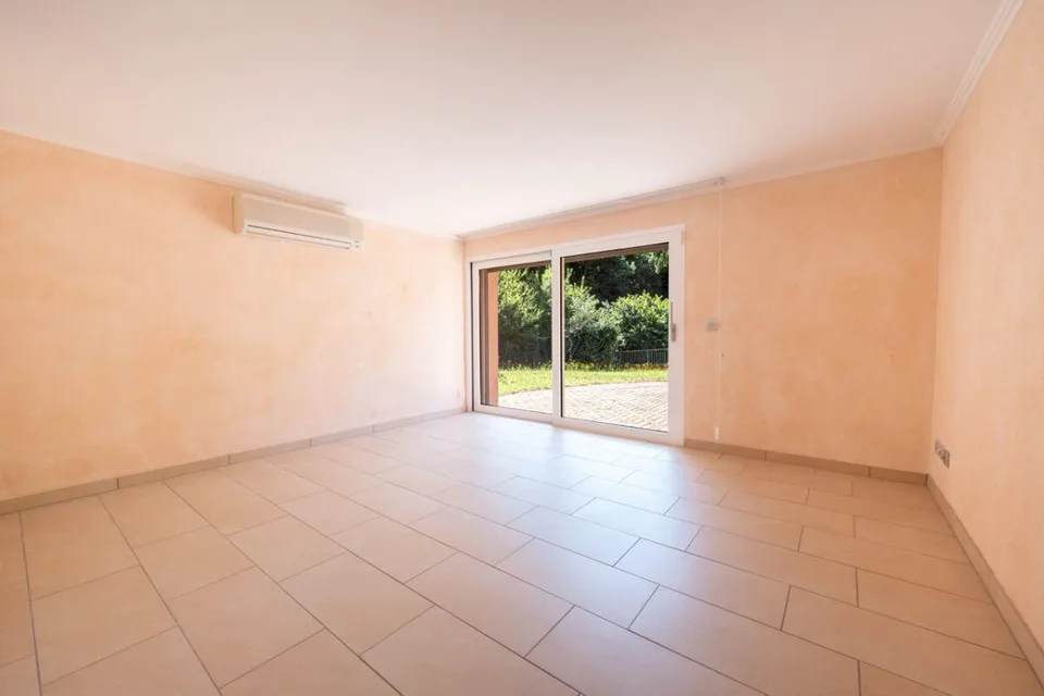 Renovierungsbedürftiges Haus mit Garten und Pool | House with Garde... – Foto 7 von 14