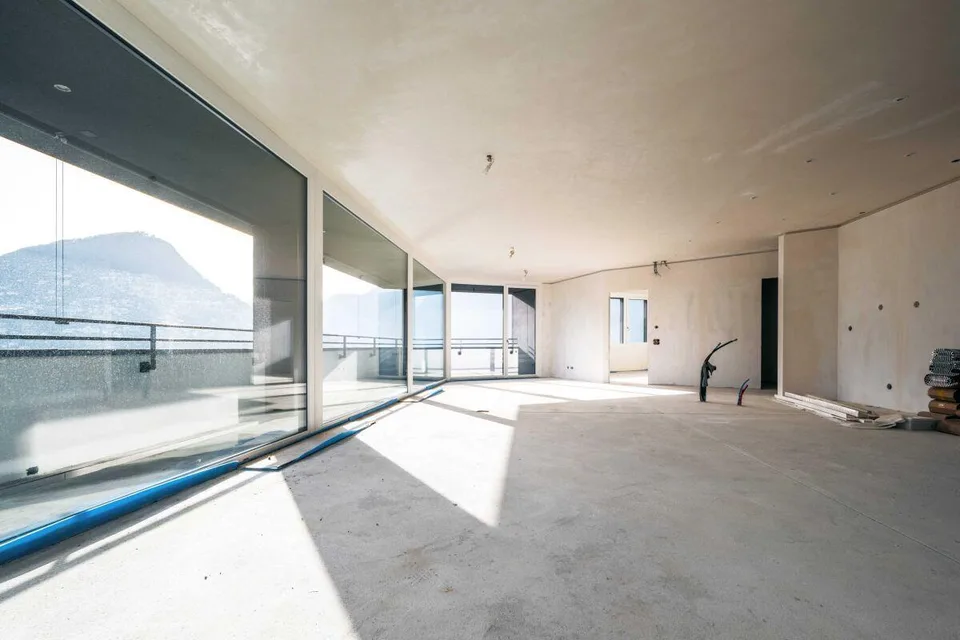 Attico di generose dimensioni con spettacolare vista lago | Luxurio...