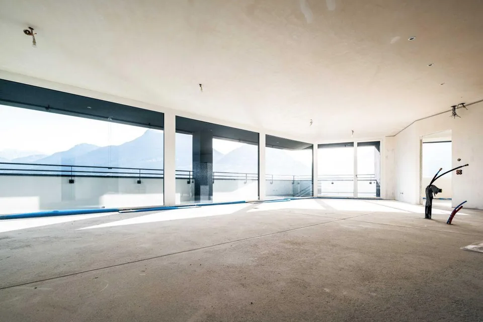 Attico di generose dimensioni con spettacolare vista lago | Luxurio...
