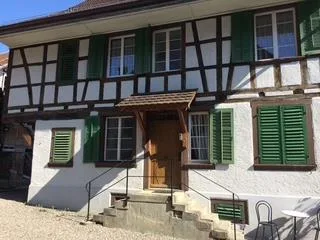 Dachwohnung in einem Riegelhaus im Züri-Wyland