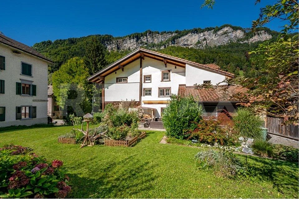 Mehrfamilienhaus mit drei Wohnungen und Baulandreserve