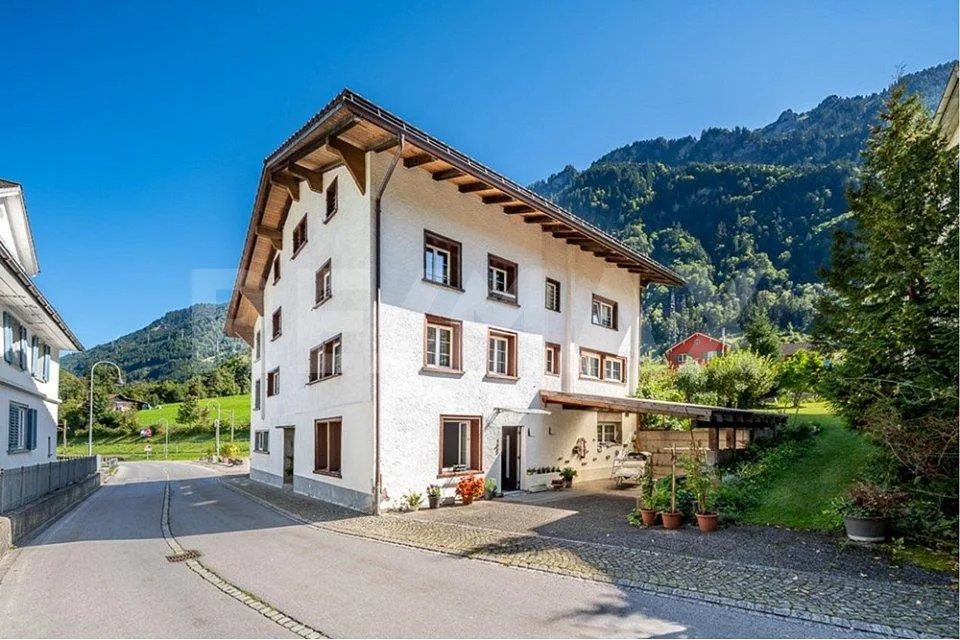 Mehrfamilienhaus mit drei Wohnungen und Baulandreserve