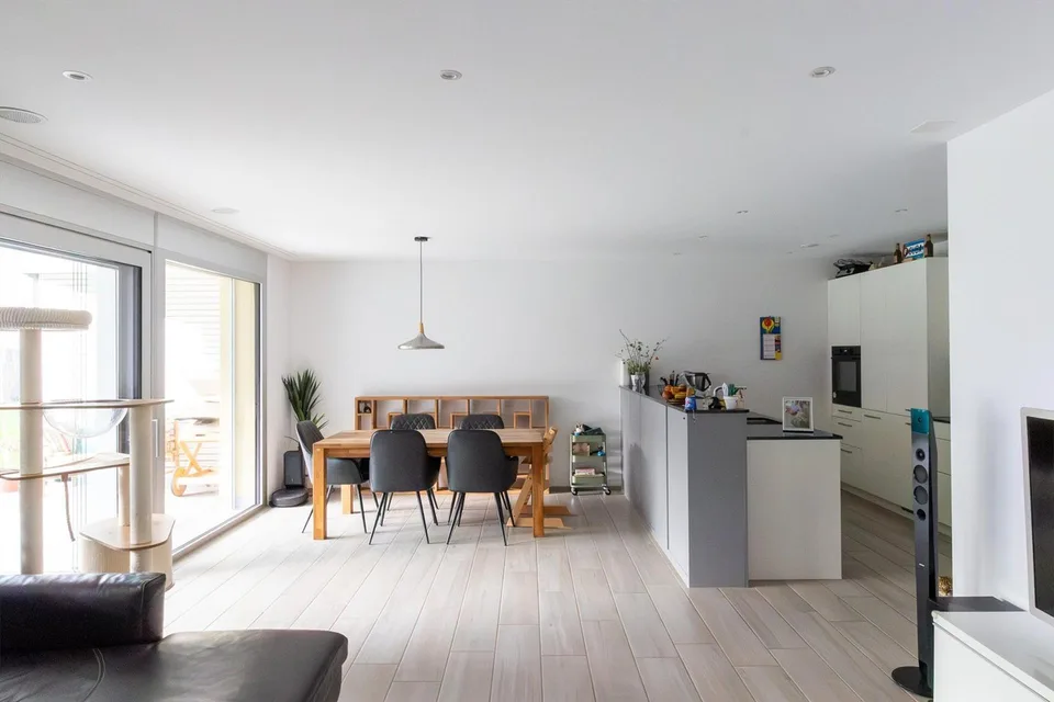 Vermietete 3.5 Zimmer-EG-Wohnung mit 1 Parkplatz im Paket zu verkaufen