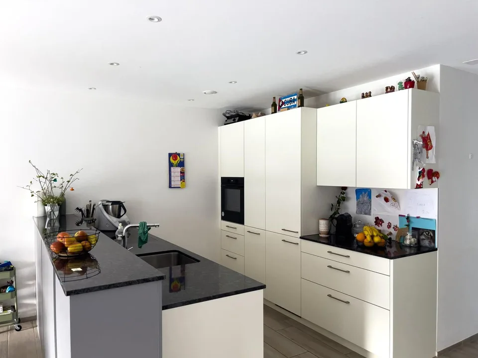 Vermietete 3.5 Zimmer-EG-Wohnung mit 1 Parkplatz im Paket zu verkaufen