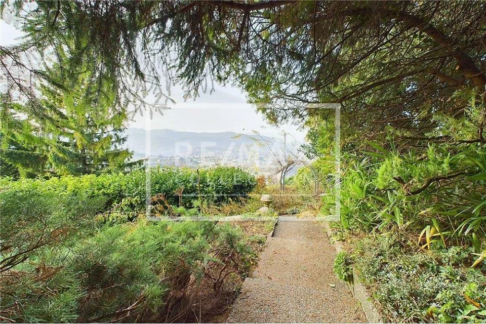 Grande terreno edificabile nel verde - Panorama mozzafiato!