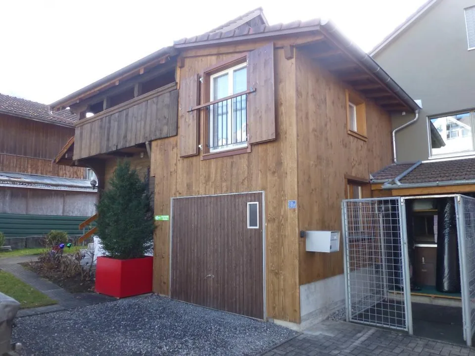 Gepflegtes 3-Familien-Haus mit separatem Spycher im Dorfzentrum Kerns