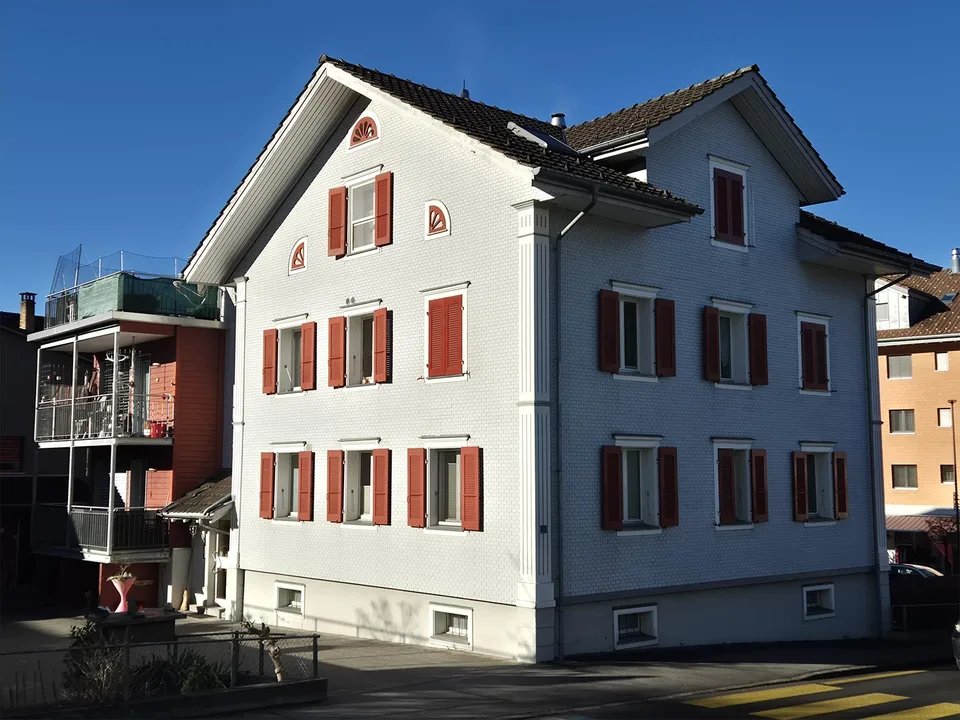 Gepflegtes 3-Familien-Haus mit separatem Spycher im Dorfzentrum Kerns