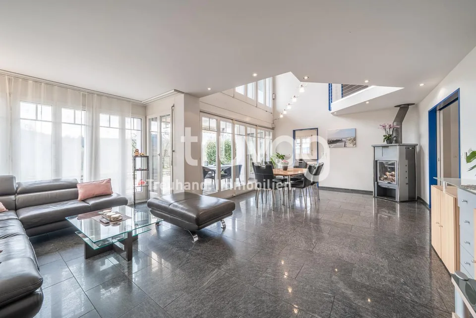 Lichtdurchflutete Landhaus-Villa mit Pferdestallungen