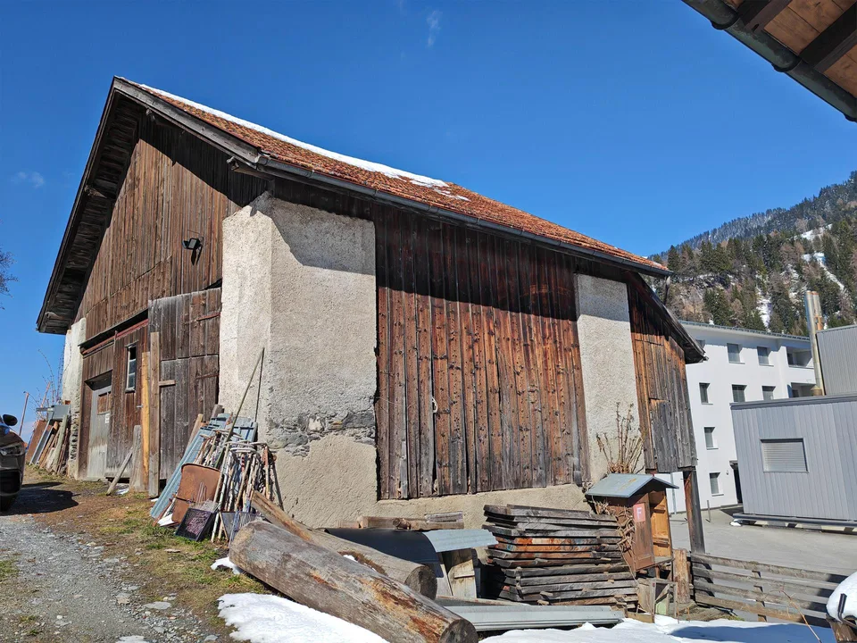 grosses Einfamilienhaus mit Garten & Nebengebäude