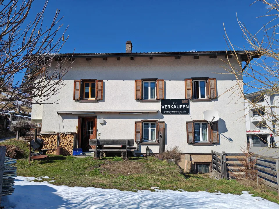 grosses Einfamilienhaus mit Garten & Nebengebäude