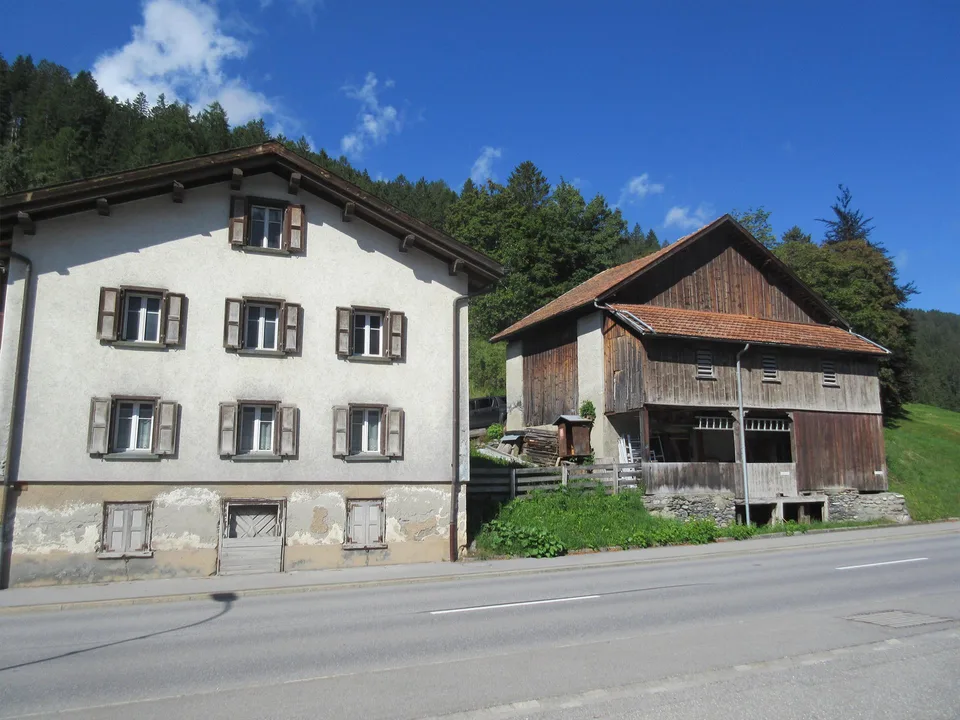 grosses Einfamilienhaus mit Garten & Nebengebäude