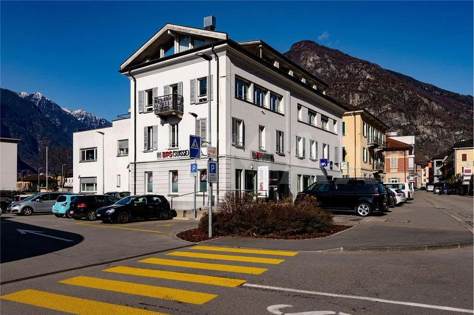 Edificio commerciale e residenziale con reddito stabile