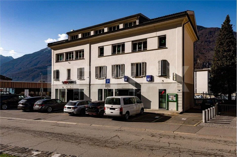 Edificio commerciale e residenziale con reddito stabile