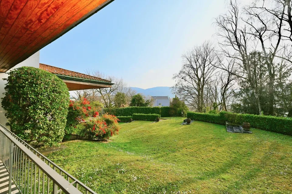 Grande Terreno Edificabile a Vacallo con Vista Aperta sui Dintorni
