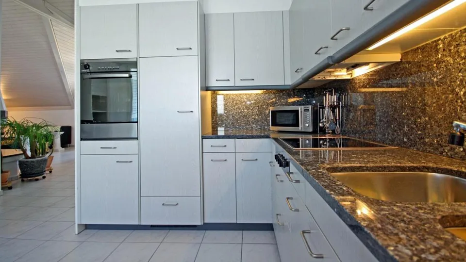 4½-Zimmer-Wohnung mit Balkon in ruhigem Quartier viel Platz – foto 7 di 12