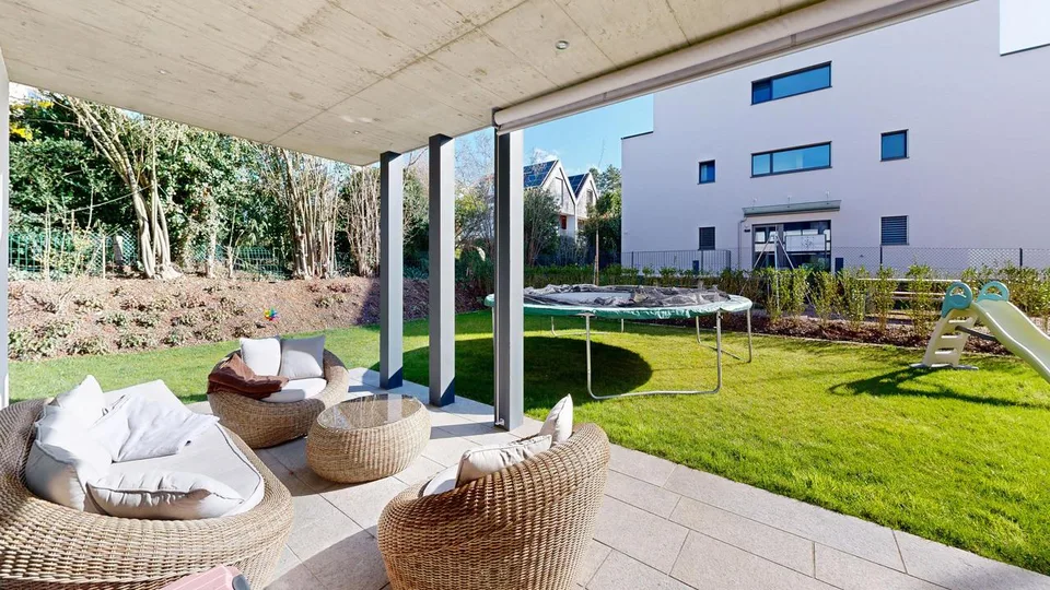 Moderne 4.5-Zimmer-Gartenwohnung mit Einstellhallenplatz