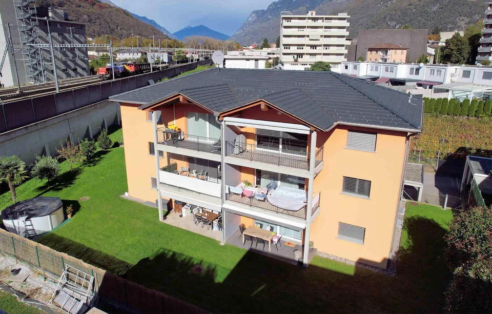 Appartamento con bel giardino in piccola ed elegante costruzione