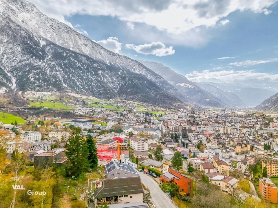Exklusives Doppeleinfamilienhaus über den Dächern von Brig-Glis