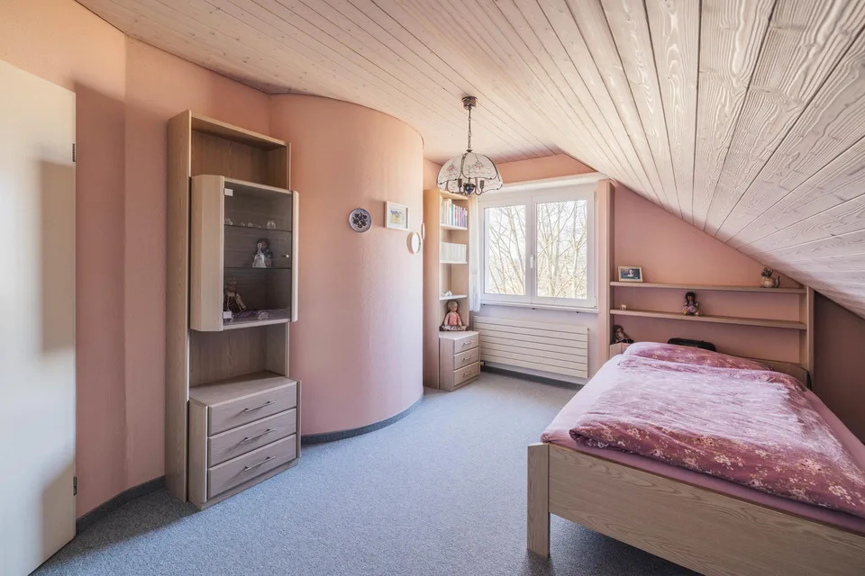 Charmante  3½-Zimmer-Dachgeschosswohnung mit Balkon & Tiefgarage