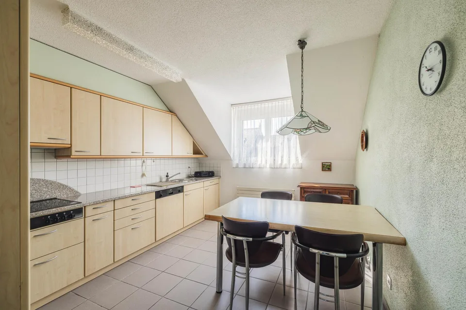 Charmante  3½-Zimmer-Dachgeschosswohnung mit Balkon & Tiefgarage