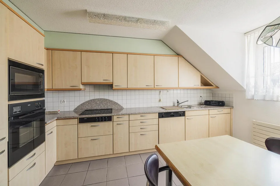 Charmante  3½-Zimmer-Dachgeschosswohnung mit Balkon & Tiefgarage
