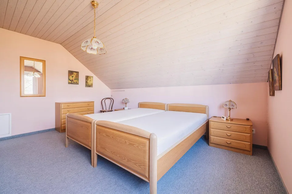 Charmante 3½-Zimmer-Dachgeschosswohnung mit Balkon & Tiefgarage – Foto 8 von 16