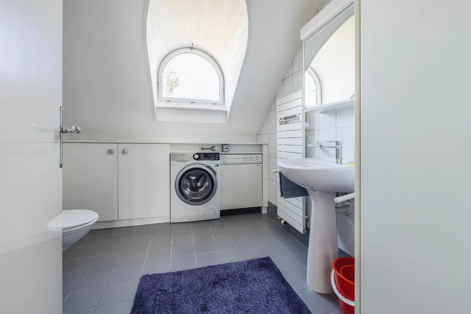 Charmante  3½-Zimmer-Dachgeschosswohnung mit Balkon & Tiefgarage