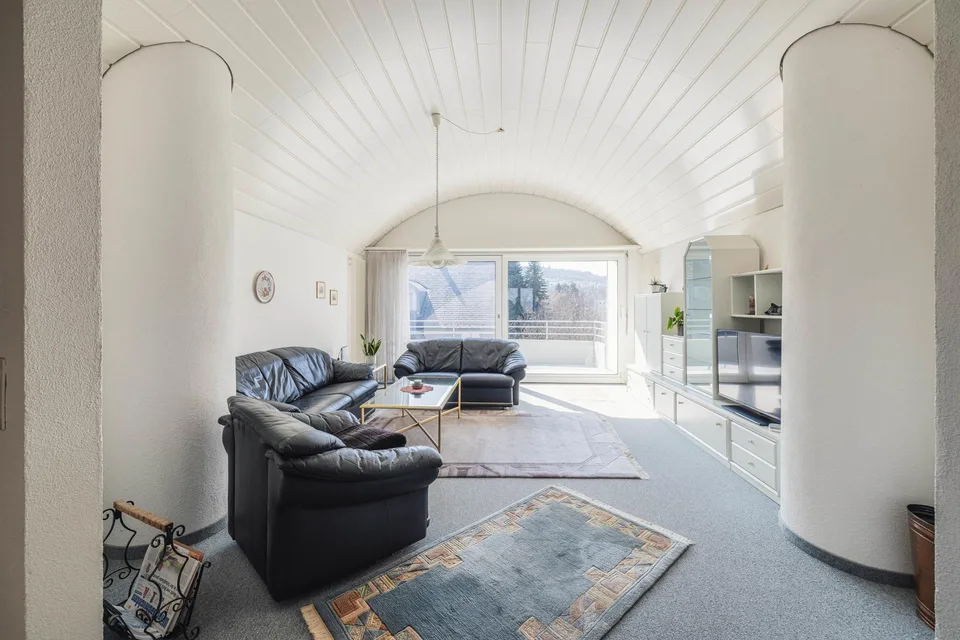 Charmante 3½-Zimmer-Dachgeschosswohnung mit Balkon & Tiefgarage – Foto 10 von 16