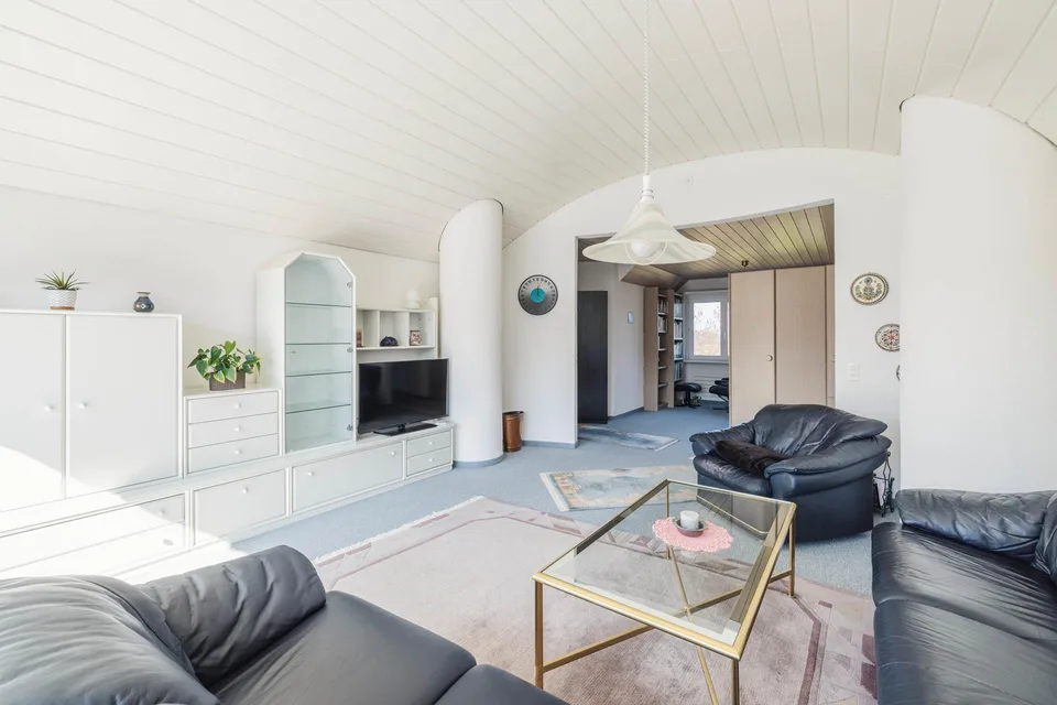 Charmante 3½-Zimmer-Dachgeschosswohnung mit Balkon & Tiefgarage – Foto 11 von 16
