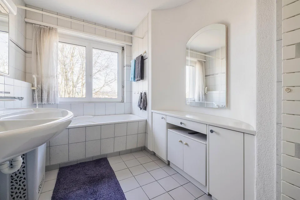 Charmante 3½-Zimmer-Dachgeschosswohnung mit Balkon & Tiefgarage – Foto 7 von 16