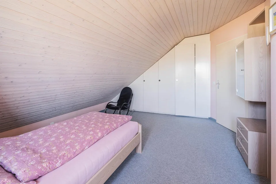 Charmante 3½-Zimmer-Dachgeschosswohnung mit Balkon & Tiefgarage – Foto 6 von 16