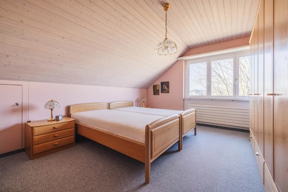 Charmante 3½-Zimmer-Dachgeschosswohnung mit Balkon & Tiefgarage – Foto 9 von 16