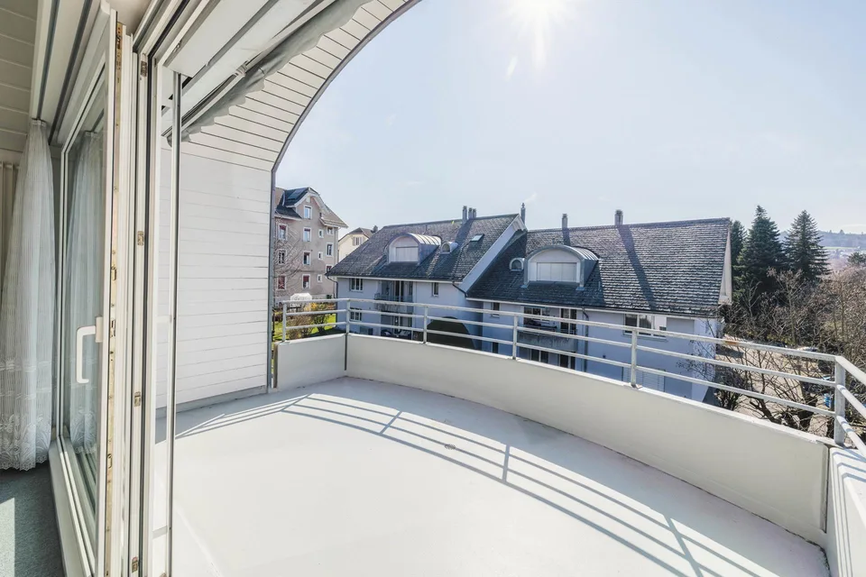 Charmante 3½-Zimmer-Dachgeschosswohnung mit Balkon & Tiefgarage – Foto 12 von 16