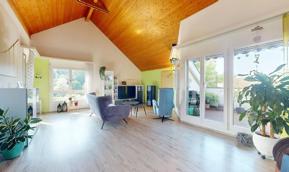 Lichtdurchflutete Dachwohnung mit Balkon und Weitblick
