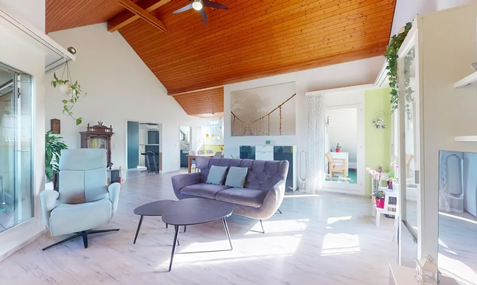 Lichtdurchflutete Dachwohnung mit Balkon und Weitblick
