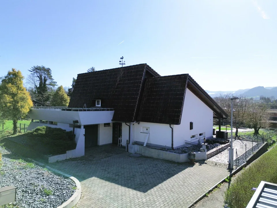 Einfamilienhaus mit Pool und exklusivem Wohnkomfort