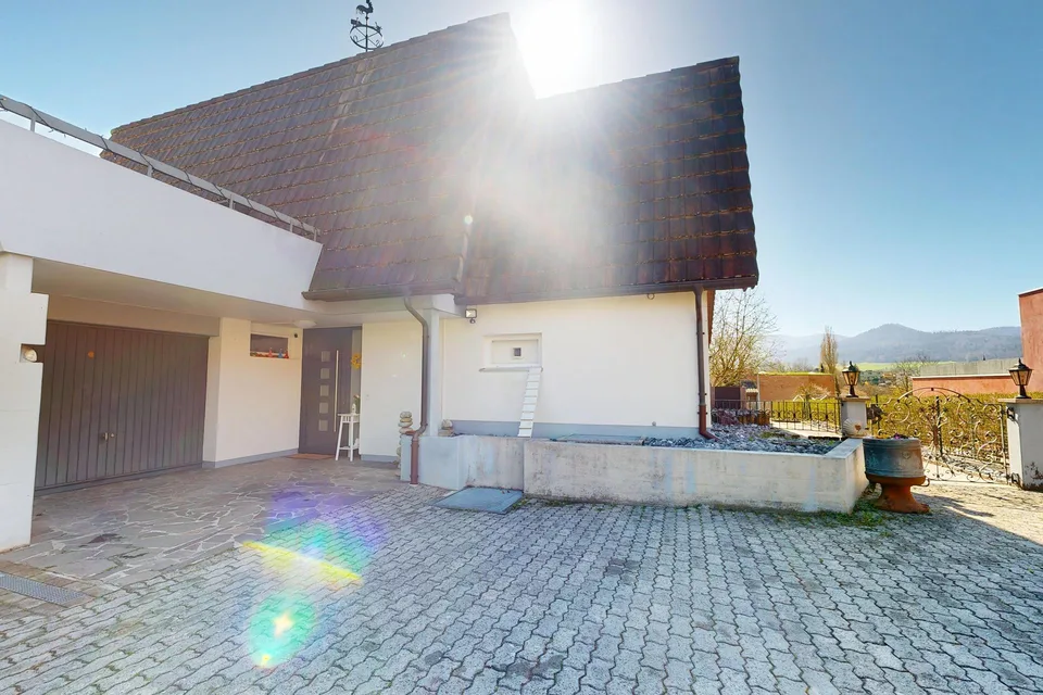 Einfamilienhaus mit Pool und exklusivem Wohnkomfort