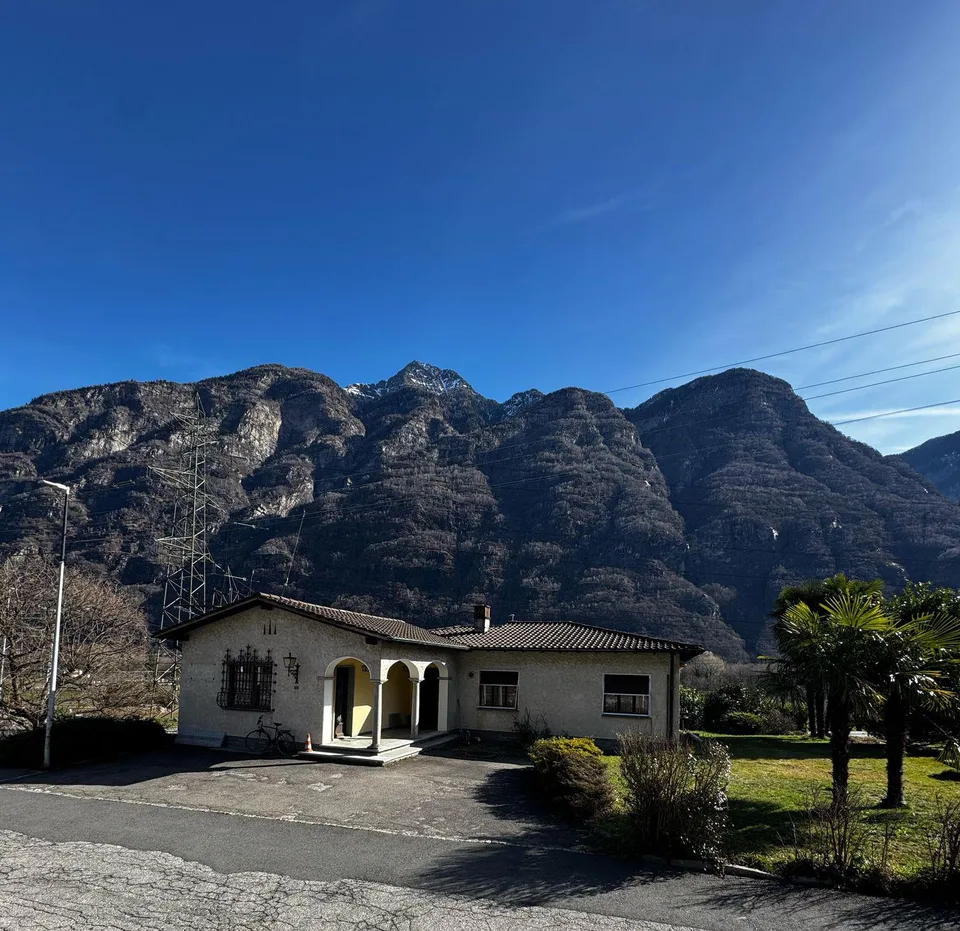Casa in Vendita nel Comune di Iragna con circa 1570 mq di giardino