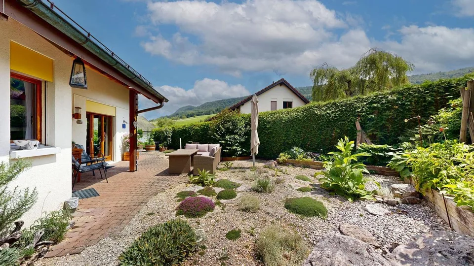Charmantes, freistehendes 7.5-Zimmer-Einfamilienhaus mit Carport
